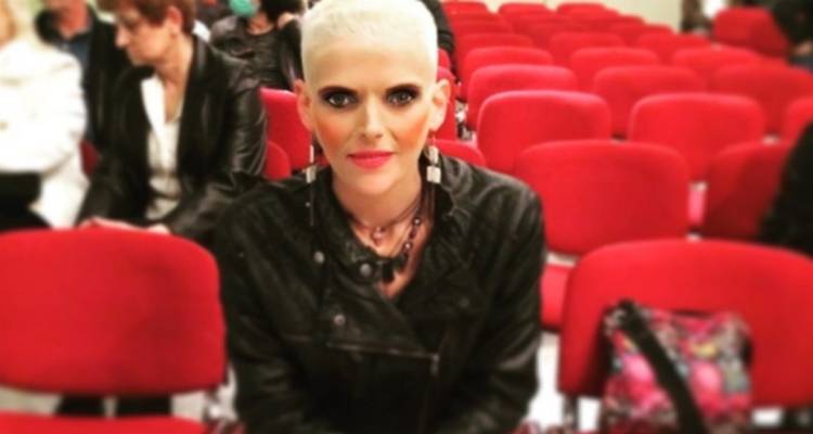 &laquo;Έ&phi;&upsilon;&gamma;&epsilon;&raquo; &eta; N&alpha;&nu;ά &Kappa;&alpha;&rho;&alpha;&gamma;&iota;ά&nu;&nu;&eta; | O &alpha;&gamma;ώ&nu;&alpha;&sigmaf; &tau;&eta;&sigmaf; &mu;&epsilon; &tau;&eta; &nu;&epsilon;&upsilon;&rho;&iota;&kappa;ή &alpha;&nu;&omicron;&rho;&epsilon;&xi;ί&alpha;