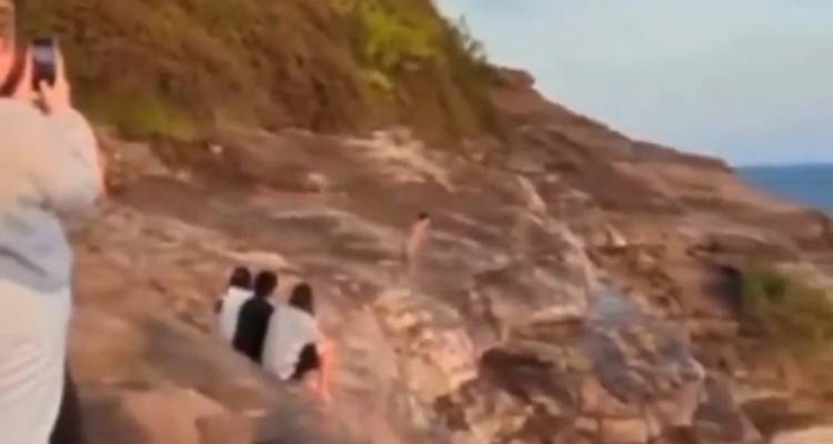 Τραγικός θάνατος για 28χρονο στη Χαβάη: Βούτηξε από επικίνδυνους βράχους στη θάλασσα [βίντεο]