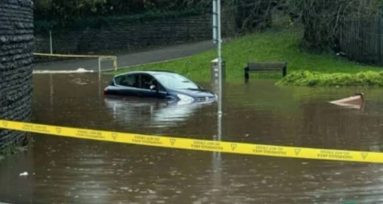 Πλημμύρισε η Ουαλία: Η καταιγίδα Μπερτ «σαρώνει» το Ηνωμένο Βασίλειο