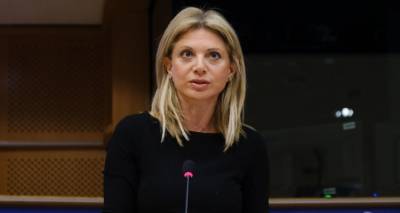 &Eta; &laquo;&pi;&rho;ό&epsilon;&delta;&rho;&omicron;&sigmaf; &Mu;&alpha;&rho;ί&alpha;&raquo; &tau;&rho;&alpha;&nu;&tau;ά&zeta;&epsilon;&iota; &tau;&eta;&nu; &alpha;&nu;&tau;&iota;&pi;&omicron;&lambda;ί&tau;&epsilon;&upsilon;&sigma;&eta; - &Pi;&upsilon;&rho; &omicron;&mu;&alpha;&delta;ό&nu; &kappa;&alpha;&tau;ά &Kappa;&alpha;&rho;&upsilon;&sigma;&tau;&iota;&alpha;&nu;&omicron;ύ, &epsilon;&nu;ώ ό&lambda;&omicron;&iota; &tau;&eta;&nu; &alpha;&pi;&omicron;&theta;έ&omega;&nu;&alpha;&nu; 11 &mu;ή&nu;&epsilon;&sigmaf; &pi;&rho;&iota;&nu;