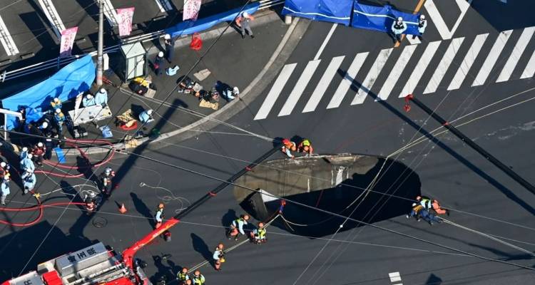 Ιαπωνία: Αγωνία για οδηγό στο Τόκιο - Είναι παγιδευμένος εδώ και 24 ώρες σε τρύπα που κατάπιε το φορτηγό του