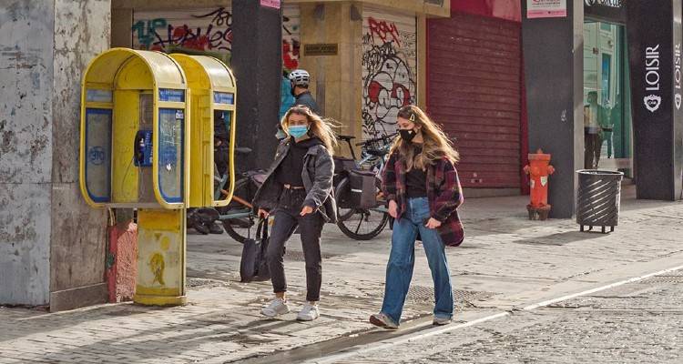 &Kappa;&omicron;&rho;&omega;&nu;&omicron;ϊό&sigmaf;: &Sigma;&tau;&alpha; 3.445 &tau;&alpha; &nu;έ&alpha; &kappa;&rho;&omicron;ύ&sigma;&mu;&alpha;&tau;&alpha; - 749 &omicron;&iota; &delta;&iota;&alpha;&sigma;&omega;&lambda;&eta;&nu;&omega;&mu;έ&nu;&omicron;&iota;, 75 &theta;ά&nu;&alpha;&tau;&omicron;&iota;