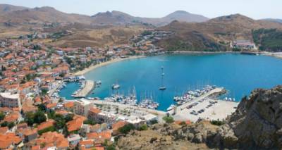 &Gamma;&epsilon;&rho;&mu;&alpha;&nu;ί&alpha;: &Sigma;&tau;&eta;&nu; &kappa;&omicron;&rho;&upsilon;&phi;ή &tau;&eta;&sigmaf; &zeta;ή&tau;&eta;&sigma;&eta;&sigmaf; &tau;&alpha; &epsilon;&lambda;&lambda;&eta;&nu;&iota;&kappa;ά &nu;&eta;&sigma;&iota;ά, &delta;&eta;&lambda;ώ&nu;&epsilon;&iota; &omicron; &pi;&rho;ό&epsilon;&delta;&rho;&omicron;&sigmaf; &tau;&omega;&nu; &tau;&alpha;&xi;&iota;&delta;&iota;&omega;&tau;&iota;&kappa;ώ&nu; &pi;&rho;&alpha;&kappa;&tau;ό&rho;&omega;&nu;