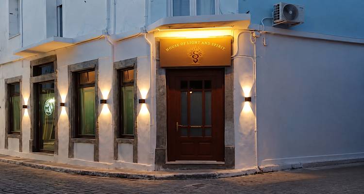 House of Light and Spirit: &Nu;έ&omicron;&sigmaf; &chi;ώ&rho;&omicron;&sigmaf; &epsilon;&upsilon;&epsilon;&xi;ί&alpha;&sigmaf; &kappa;&alpha;&iota; &delta;&eta;&mu;&iota;&omicron;&upsilon;&rho;&gamma;&iota;&kappa;ή&sigmaf; &kappa;ί&nu;&eta;&sigma;&eta;&sigmaf; &sigma;&tau;&eta; &Mu;ύ&rho;&iota;&nu;&alpha; &mu;&epsilon; &tau;&eta;&nu; &upsilon;&pi;&omicron;&gamma;&rho;&alpha;&phi;ή &tau;&eta;&sigmaf; &Sigma;&omicron;&phi;ί&alpha;&sigmaf; &Rho;&omicron;&upsilon;&sigma;&omicron;&pi;&omicron;ύ&lambda;&omicron;&upsilon;
