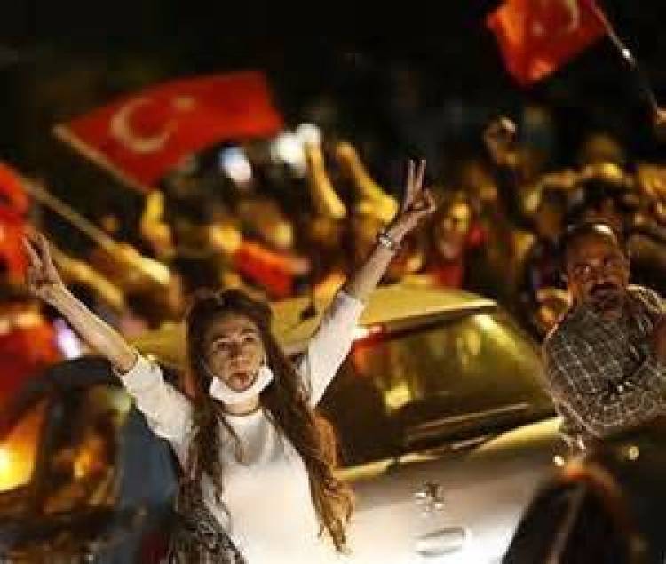 &Nu;ύ&chi;&tau;&alpha; &alpha;&gamma;&omega;&nu;ί&alpha;&sigmaf;: &Delta;&epsilon;&kappa;ά&delta;&epsilon;&sigmaf; &tau;&rho;&alpha;&upsilon;&mu;&alpha;&tau;ί&epsilon;&sigmaf; &mu;&epsilon;&tau;ά &alpha;&pi;ό &epsilon;&pi;έ&mu;&beta;&alpha;&sigma;&eta; &tau;&eta;&sigmaf; &alpha;&sigma;&tau;&upsilon;&nu;&omicron;&mu;ί&alpha;&sigmaf; &sigma;&tau;&eta;&nu; &pi;&lambda;&alpha;&tau;&epsilon;ί&alpha; &Tau;&alpha;&xi;ί&mu;