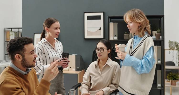 Αποκρυπτογραφώντας την Gen Z: Τι επιθυμούν πιο πολύ | Οικονομική ανεξαρτησία, σχέσεις, συχνή αλλαγή εργασίας