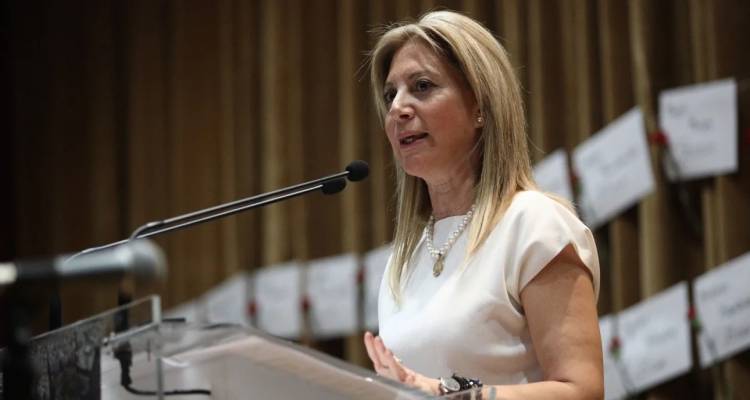&Eta; &Mu;&alpha;&rho;ί&alpha; &Kappa;&alpha;&rho;&upsilon;&sigma;&tau;&iota;&alpha;&nu;&omicron;ύ &alpha;&mu;&beta;&iota;&sigma;&beta;&eta;&tau;&epsilon;ί &tau;&omicron; &pi;ό&rho;&iota;&sigma;&mu;&alpha; &Kappa;&alpha;&rho;ώ&nu;&eta;: &Alpha;&delta;ί&sigma;&tau;&alpha;&kappa;&tau;&alpha; &mu;&epsilon; &upsilon;&pi;&omicron;&theta;&epsilon;&tau;&iota;&kappa;έ&sigmaf; &alpha;&nu;&alpha;&phi;&omicron;&rho;έ&sigmaf;, &delta;&iota;&alpha;&psi;&epsilon;ύ&delta;&epsilon;&iota; &pi;&omicron;&lambda;&lambda;&omicron;ύ&sigmaf; &sigma;&upsilon;&nu;&alpha;&delta;έ&lambda;&phi;&omicron;&upsilon;&sigmaf; &tau;&omicron;&upsilon;