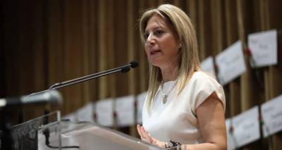 Η Μαρία Καρυστιανού αμβισβητεί το πόρισμα Καρώνη: Αδίστακτα με υποθετικές αναφορές, διαψεύδει πολλούς συναδέλφους του