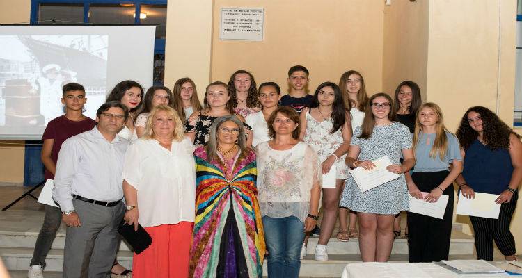 &Delta;ό&theta;&eta;&kappa;&alpha;&nu; &tau;&alpha; &beta;&rho;&alpha;&beta;&epsilon;ί&omicron; "&Alpha;&nu;ί&tau;&alpha; &Chi;&alpha;&lambda;&alpha;&mu;&alpha;&nu;&delta;ά&rho;&eta;" | &laquo;&Tau;&omicron;&nu; &Alpha;ύ&gamma;&omicron;&upsilon;&sigma;&tau;&omicron; &sigma;&tau;&omicron; &Lambda;&iota;&beta;&alpha;&delta;&omicron;&chi;ώ&rho;&iota;&hellip;&raquo;