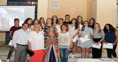 &Delta;ό&theta;&eta;&kappa;&alpha;&nu; &tau;&alpha; &beta;&rho;&alpha;&beta;&epsilon;ί&omicron; "&Alpha;&nu;ί&tau;&alpha; &Chi;&alpha;&lambda;&alpha;&mu;&alpha;&nu;&delta;ά&rho;&eta;" | &laquo;&Tau;&omicron;&nu; &Alpha;ύ&gamma;&omicron;&upsilon;&sigma;&tau;&omicron; &sigma;&tau;&omicron; &Lambda;&iota;&beta;&alpha;&delta;&omicron;&chi;ώ&rho;&iota;&hellip;&raquo;