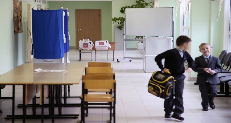 &Eta; &Rho;&omega;&sigma;ί&alpha; &alpha;&pi;&omicron;&phi;ά&sigma;&iota;&sigma;&epsilon; &nu;&alpha; &delta;&iota;&delta;ά&sigma;&kappa;&omicron;&nu;&tau;&alpha;&iota; &tau;&alpha; &epsilon;&lambda;&lambda;&eta;&nu;&iota;&kappa;ά &omega;&sigmaf; &xi;έ&nu;&eta; &gamma;&lambda;ώ&sigma;&sigma;&alpha; &sigma;&tau;&alpha; &sigma;&chi;&omicron;&lambda;&epsilon;ί&alpha; &tau;&eta;&sigmaf; &chi;ώ&rho;&alpha;&sigmaf;