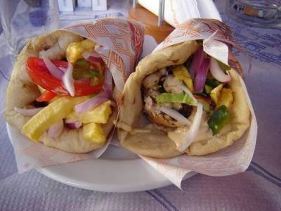 «Βουτιά» στα σουβλάκια και τις πίτσες