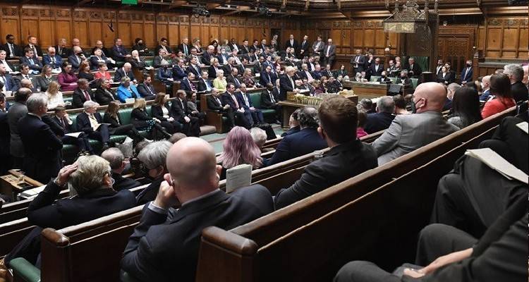 &Pi;&omicron;&lambda;&iota;&tau;&iota;&kappa;ή &kappa;&rho;ί&sigma;&eta; &sigma;&tau;&eta; &Beta;&rho;&epsilon;&tau;&alpha;&nu;ί&alpha;: &Pi;&alpha;&rho;&alpha;&iota;&tau;ή&theta;&eta;&kappa;&alpha;&nu; &omicron;&iota; &upsilon;&pi;&omicron;&upsilon;&rho;&gamma;&omicron;ί &Omicron;&iota;&kappa;&omicron;&nu;&omicron;&mu;&iota;&kappa;ώ&nu; &kappa;&alpha;&iota; &Upsilon;&gamma;&epsilon;ί&alpha;&sigmaf;
