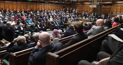 &Pi;&omicron;&lambda;&iota;&tau;&iota;&kappa;ή &kappa;&rho;ί&sigma;&eta; &sigma;&tau;&eta; &Beta;&rho;&epsilon;&tau;&alpha;&nu;ί&alpha;: &Pi;&alpha;&rho;&alpha;&iota;&tau;ή&theta;&eta;&kappa;&alpha;&nu; &omicron;&iota; &upsilon;&pi;&omicron;&upsilon;&rho;&gamma;&omicron;ί &Omicron;&iota;&kappa;&omicron;&nu;&omicron;&mu;&iota;&kappa;ώ&nu; &kappa;&alpha;&iota; &Upsilon;&gamma;&epsilon;ί&alpha;&sigmaf;