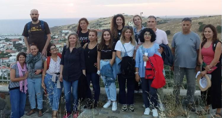 &Sigma;&tau;&omicron;&nu; Ά&gamma;&iota;&omicron; &Epsilon;&upsilon;&sigma;&tau;&rho;ά&tau;&iota;&omicron; &tau;&alpha;&xi;ί&delta;&epsilon;&psi;&epsilon; &omicron; &Sigma;ύ&lambda;&lambda;&omicron;&gamma;&omicron;&sigmaf; &Epsilon;&kappa;&pi;&alpha;&iota;&delta;&epsilon;&upsilon;&tau;&iota;&kappa;ώ&nu; &Pi;&rho;&omega;&tau;&omicron;&beta;ά&theta;&mu;&iota;&alpha;&sigmaf; &Epsilon;&kappa;&pi;&alpha;ί&delta;&epsilon;&upsilon;&sigma;&eta;&sigmaf; &Lambda;ή&mu;&nu;&omicron;&upsilon;
