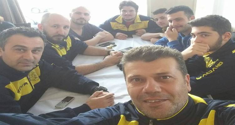 &Tau;&omicron; Handball Club Lemnos &kappa;ό&beta;&epsilon;&iota; &tau;&eta;&nu; &pi;ί&tau;&alpha; &tau;&omicron;&upsilon; &kappa;&alpha;&iota; &sigma;&alpha;&sigmaf; &pi;&rho;&omicron;&sigma;&kappa;&alpha;&lambda;&epsilon;ί