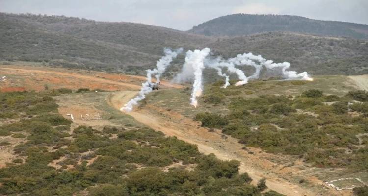 &Delta;&iota;ή&mu;&epsilon;&rho;&omicron; &beta;&omicron;&lambda;ώ&nu; &kappa;&alpha;&iota; &kappa;&alpha;&tau;&alpha;&sigma;&tau;&rho;&omicron;&phi;ή&sigmaf; &pi;&upsilon;&rho;&omicron;&mu;&alpha;&chi;&iota;&kappa;ώ&nu; &sigma;&tau;&omicron; &Pi;&epsilon;&delta;ί&omicron; &Beta;&omicron;&lambda;ή&sigmaf; &laquo;&Pi;&alpha;&rho;&alpha;&delta;&epsilon;&iota;&sigma;ί&omicron;&upsilon;&raquo; &sigma;&tau;&eta; &Lambda;ή&mu;&nu;&omicron;