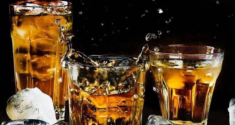 &Pi;ό&sigma;&omicron; &phi;ό&rho;&omicron; &pi;&lambda;&eta;&rho;ώ&nu;&omicron;&upsilon;&nu; &omicron;&iota; Έ&lambda;&lambda;&eta;&nu;&epsilon;&sigmaf; &sigma;&epsilon; έ&nu;&alpha; &mu;&pi;&omicron;&upsilon;&kappa;ά&lambda;&iota; &alpha;&lambda;&kappa;&omicron;&omicron;&lambda;&omicron;ύ&chi;&omicron;&upsilon; &pi;&omicron;&tau;&omicron;ύ