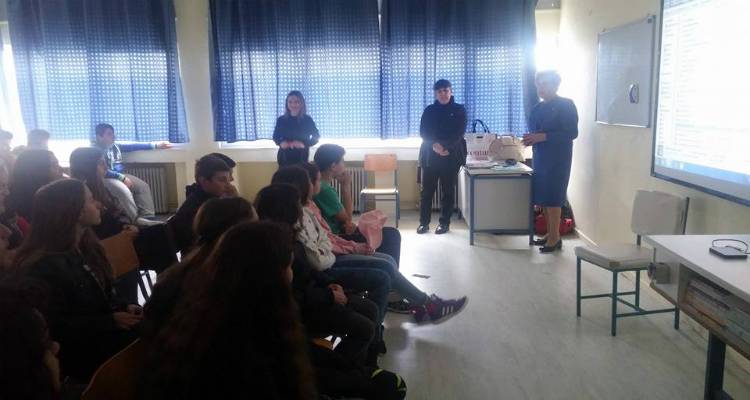 &Omicron;&iota; &mu;&alpha;&theta;&eta;&tau;έ&sigmaf; &tau;&omicron;&upsilon; &Gamma;&upsilon;&mu;&nu;&alpha;&sigma;ί&omicron;&upsilon; &Mu;&omicron;ύ&delta;&rho;&omicron;&upsilon; &gamma;&nu;ώ&rho;&iota;&sigma;&alpha;&nu; &tau;&eta; &sigma;&eta;&mu;&alpha;&sigma;ί&alpha; &tau;&eta;&sigmaf; &epsilon;&theta;&epsilon;&lambda;&omicron;&nu;&tau;&iota;&kappa;ή&sigmaf; &alpha;&iota;&mu;&omicron;&delta;&omicron;&sigma;ί&alpha;&sigmaf; (photos)