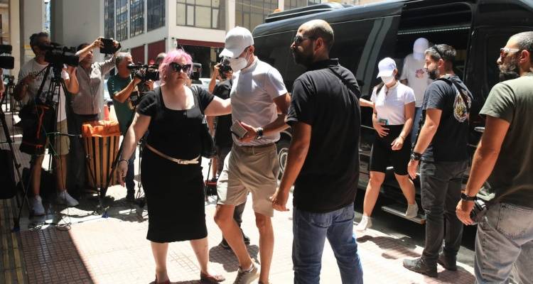 Ύ&delta;&rho;&alpha;: &laquo;Ή&mu;&omicron;&upsilon;&nu; &sigma;&tau;&eta;&nu; &kappa;&alpha;&mu;&pi;ί&nu;&alpha; ό&tau;&alpha;&nu; &xi;έ&sigma;&pi;&alpha;&sigma;&epsilon; &eta; &phi;&omega;&tau;&iota;ά, &delta;&epsilon;&nu; &xi;έ&rho;&omega; &pi;&omicron;&iota;&omicron;&sigmaf; &tau;&eta;&nu; &pi;&rho;&omicron;&kappa;ά&lambda;&epsilon;&sigma;&epsilon;&raquo;, &lambda;έ&epsilon;&iota; &omicron; &kappa;&alpha;&pi;&epsilon;&tau;ά&nu;&iota;&omicron;&sigmaf; &tau;&eta;&sigmaf; &theta;&alpha;&lambda;&alpha;&mu;&eta;&gamma;&omicron;ύ