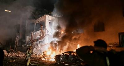 &Sigma;&tau;&iota;&sigmaf; &phi;&lambda;ό&gamma;&epsilon;&sigmaf; &eta; &Mu;έ&sigma;&eta; &Alpha;&nu;&alpha;&tau;&omicron;&lambda;ή: &Nu;&epsilon;&kappa;&rho;ό&sigmaf; &omicron; &Chi;&alpha;&mu;&epsilon;&nu;&epsilon;ΐ &kappa;&alpha;&iota; &mu;έ&lambda;&eta; &tau;&eta;&sigmaf; &omicron;&iota;&kappa;&omicron;&gamma;έ&nu;&epsilon;&iota;ά&sigmaf; &tau;&omicron;&upsilon; | &Pi;&alpha;&nu;&eta;&gamma;ύ&rho;&iota;&alpha; &alpha;&lambda;&lambda;ά &kappa;&alpha;&iota; &theta;&rho;ή&nu;&omicron;&sigmaf; &sigma;&tau;&eta; &Tau;&epsilon;&chi;&epsilon;&rho;ά&nu;&eta;