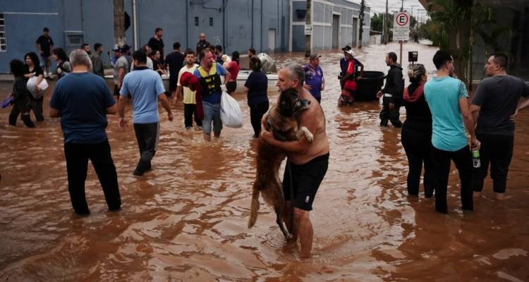 Πλημμύρες στη Βραζιλία: Σχεδόν 70.000 άνθρωποι αναγκάστηκαν να εγκαταλείψουν τα σπίτια τους [βίντεο]