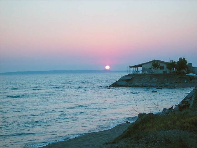 Μια ολόκληρη παράνομη πόλη στα παράλια της Ηλείας!!