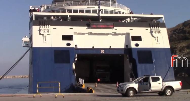 &Lambda;&eta;&mu;&nu;&iota;&omicron;ί &epsilon;&pi;&iota;&beta;ά&tau;&epsilon;&sigmaf; &tau;&omicron;&upsilon; Blue Star Myconos &mu;&iota;&lambda;&omicron;ύ&nu; &sigma;&tau;&omicron;&nu; FM100