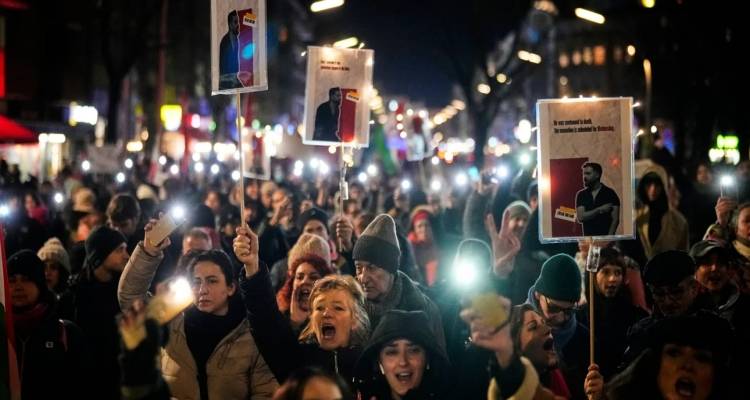 &laquo;&Mu;&epsilon; &chi;&tau;ύ&pi;&eta;&sigma;&alpha;&nu; &sigma;&tau;&omicron; &pi;&rho;ό&sigma;&omega;&pi;&omicron; &mu;&epsilon; 7 &sigma;&phi;&alpha;ί&rho;&epsilon;&sigmaf;, &tau;&iota;&sigmaf; έ&beta;&gamma;&alpha;&lambda;&alpha; &mu;&epsilon; &xi;&upsilon;&rho;&alpha;&phi;ά&kappa;&iota;&raquo; | &Mu;&alpha;&rho;&tau;&upsilon;&rho;ί&epsilon;&sigmaf; &sigma;&omicron;&kappa; &alpha;&pi;ό &tau;&omicron; &Iota;&rho;ά&nu;, &phi;&omicron;&beta;&omicron;ύ&nu;&tau;&alpha;&iota; &nu;&alpha; &pi;ά&nu;&epsilon; &sigma;&tau;&alpha; &nu;&omicron;&sigma;&omicron;&kappa;&omicron;&mu;&epsilon;ί&alpha;