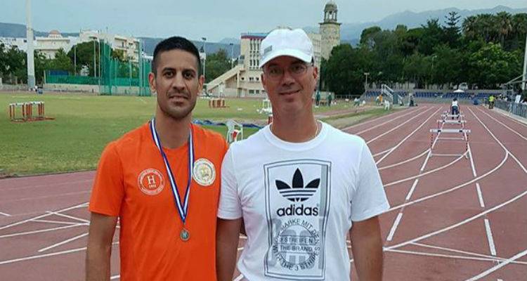 &Sigma;&tau;&omicron; &delta;&epsilon;ύ&tau;&epsilon;&rho;&omicron; &sigma;&kappa;&alpha;&lambda;ί &tau;&omicron;&upsilon; &beta;ά&theta;&rho;&omicron;&upsilon; &omicron; &Mu;&iota;&chi;ά&lambda;&eta;&sigmaf; &Mu;&epsilon;&rho;&tau;&zeta;&alpha;&nu;ί&delta;&eta;&sigmaf;