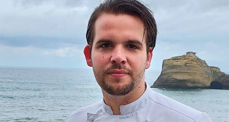 Γαλλία: Βραβευμένος σεφ απολύθηκε γιατί έκανε «εξευτελιστικό καψόνι» σε υπάλληλο - «Τον έδεσε γυμνό σε καρέκλα με μήλο στο στόμα»