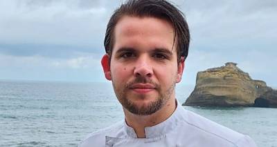 Γαλλία: Βραβευμένος σεφ απολύθηκε γιατί έκανε «εξευτελιστικό καψόνι» σε υπάλληλο - «Τον έδεσε γυμνό σε καρέκλα με μήλο στο στόμα»