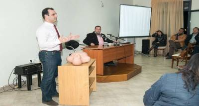 &Epsilon;&nu;&eta;&mu;&epsilon;&rho;&omega;&tau;&iota;&kappa;ή &omicron;&mu;&iota;&lambda;ί&alpha; &mu;&epsilon; &theta;έ&mu;&alpha; &laquo;&Pi;&rho;ώ&tau;&epsilon;&sigmaf; &beta;&omicron;ή&theta;&epsilon;&iota;&epsilon;&sigmaf; &ndash; &alpha;&nu;&tau;&iota;&mu;&epsilon;&tau;ώ&pi;&iota;&sigma;&eta; έ&kappa;&tau;&alpha;&kappa;&tau;&omega;&nu; &alpha;&nu;&alpha;&gamma;&kappa;ώ&nu;&raquo; &sigma;&tau;&eta;&nu; &Pi;&lambda;ά&kappa;&alpha;