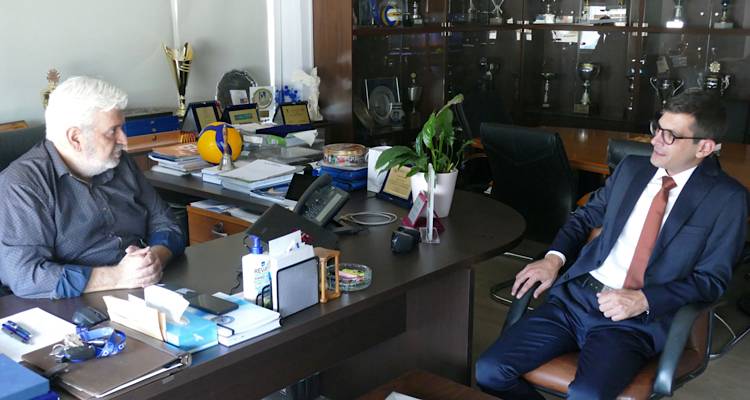 &Sigma;&upsilon;&nu;ά&nu;&tau;&eta;&sigma;&eta; &tau;&omicron;&upsilon; &Pi;&rho;&omicron;έ&delta;&rho;&omicron;&upsilon; &tau;&eta;&sigmaf; &Epsilon;.&Omicron;.&Pi;&Epsilon;. &Gamma;. &Kappa;&alpha;&rho;&alpha;&mu;&pi;έ&tau;&sigma;&omicron;&upsilon; &mu;&epsilon; &tau;&omicron;&nu; &nu;&epsilon;&omicron;&epsilon;&kappa;&lambda;&epsilon;&gamma;έ&nu;&tau;&alpha; &Delta;ή&mu;&alpha;&rho;&chi;&omicron; &Alpha;&gamma;. &Epsilon;&upsilon;&sigma;&tau;&rho;&alpha;&tau;ί&omicron;&upsilon; &Kappa;. &Sigma;&iota;&nu;ά&nu;&eta;