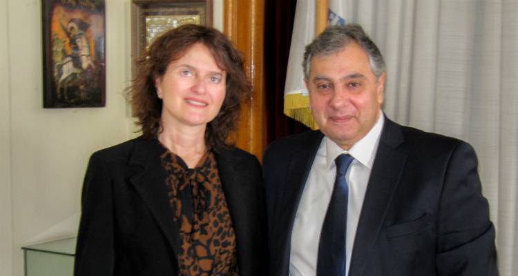 &Mu;&epsilon; &tau;&omicron;&nu; &Beta;&alpha;&sigma;ί&lambda;&eta; &Kappa;&omicron;&rho;&kappa;ί&delta;&eta; &sigma;&upsilon;&nu;&alpha;&nu;&tau;ή&theta;&eta;&kappa;&epsilon; &eta; &Chi;&alpha;&rho;&iota;&tau;ί&nu;&eta; &Phi;&omega;&tau;&omicron;&pi;&omicron;ύ&lambda;&omicron;&upsilon;