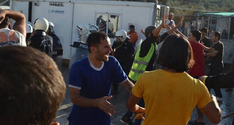 &Phi;&omega;&tau;&iota;ά &sigma;&tau;&eta; &Mu;ό&rho;&iota;&alpha;: &Mu;&eta;&tau;έ&rho;&alpha; &kappa;&alpha;&iota; &pi;&alpha;&iota;&delta;ί &omicron;&iota; &nu;&epsilon;&kappa;&rho;&omicron;ί - Ά&gamma;&rho;&iota;&alpha; &epsilon;&pi;&epsilon;&iota;&sigma;ό&delta;&iota;&alpha; &kappa;&alpha;&iota; &sigma;&upsilon;&gamma;&kappa;&rho;&omicron;ύ&sigma;&epsilon;&iota;&sigmaf;