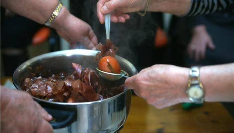 Φθηνότερο κατά 3,35% εφέτος το κόστος του πασχαλινού τραπεζιού