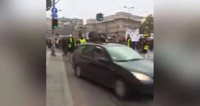 Βίντεο-σοκ: Η στιγμή που οδηγός ΙΧ παρασύρει φοιτήτρια που διαδήλωνε στο κέντρο του Βελιγραδίου