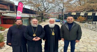 &Sigma;&tau;&eta;&nu; &Epsilon;&lambda;ά&tau;&eta; &omicron;&iota; &Mu;&eta;&tau;&rho;&omicron;&pi;&omicron;&lambda;ί&tau;&epsilon;&sigmaf; &Tau;&rho;ί&kappa;&kappa;&eta;&sigmaf; &kappa;&alpha;&iota; &Lambda;ή&mu;&nu;&omicron;&upsilon; (&phi;ώ&tau;&omicron;)