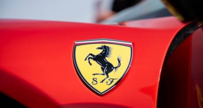 &Phi;&omicron;&rho;&omicron;&lambda;&omicron;&gamma;&iota;&kappa;ό &mu;&pi;&lambda;ό&kappa;&omicron; &sigma;&epsilon; &epsilon;&iota;&kappa;&omicron;&nu;&iota;&kappa;ό rent a car: &Eta; Ferrari &tau;&omega;&nu; 256.000 &epsilon;&upsilon;&rho;ώ, &omicron; &Phi;&Pi;&Alpha; &tau;&omega;&nu; 60.000 &epsilon;&upsilon;&rho;ώ &kappa;&alpha;&iota; &mu;&iota;&alpha; &epsilon;&pi;&iota;&chi;&epsilon;ί&rho;&eta;&sigma;&eta;&hellip; &mu;&iota;&kappa;&rho;&omicron;ύ &chi;ώ&rho;&omicron;&upsilon;