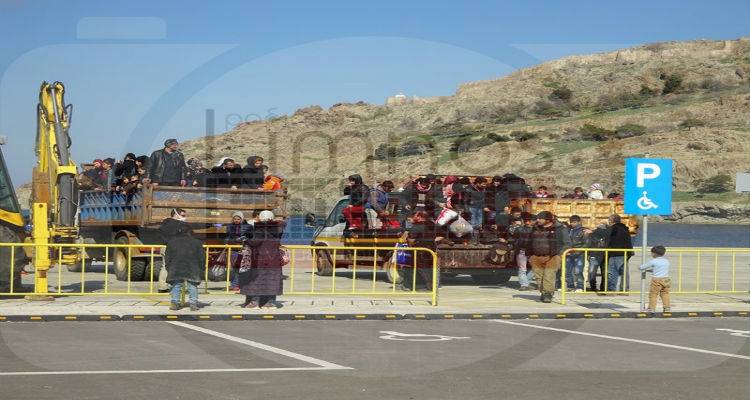 Φωτορεπορτάζ από την μεταφορά των προσφύγων στο λιμάνι της Μύρινας