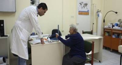 &Omicron; &Omicron;&kappa;&tau;ώ&beta;&rho;&iota;&omicron;&sigmaf; &phi;έ&rho;&nu;&epsilon;&iota; &gamma;&iota;&alpha;&tau;&rho;&omicron;ύ&sigmaf; &sigma;&tau;&alpha; &chi;&omega;&rho;&iota;ά &tau;&eta;&sigmaf; &Lambda;ή&mu;&nu;&omicron;&upsilon;