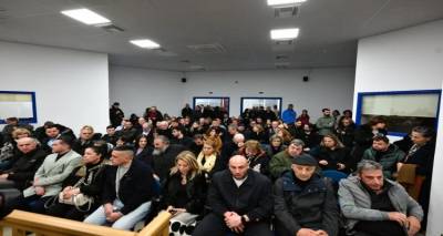 &Sigma;&upsilon;&nu;&epsilon;&chi;ί&zeta;&epsilon;&tau;&alpha;&iota; &epsilon;&nu; &mu;έ&sigma;&omega; έ&nu;&tau;&alpha;&sigma;&eta;&sigmaf; &eta; &delta;ί&kappa;&eta; &gamma;&iota;&alpha; &tau;&alpha; &Tau;έ&mu;&pi;&eta;, &alpha;&nu;&tau;&iota;&delta;&rho;&omicron;ύ&nu; &omicron;&iota; &sigma;&upsilon;&gamma;&gamma;&epsilon;&nu;&epsilon;ί&sigmaf; &gamma;&iota;&alpha; &tau;&eta;&nu; &alpha;ί&theta;&omicron;&upsilon;&sigma;&alpha;