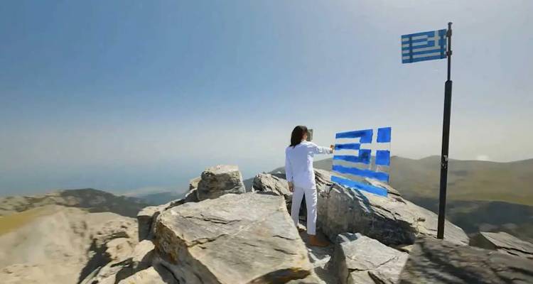 Καρολίνα Ροβύθη: Η εικαστικός που έφτιαξε την ελληνική σημαία στην κορυφή του Ολύμπου