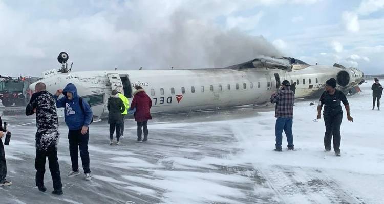 Σοκ με το αεροσκάφος που αναποδογύρισε στον Καναδά, αδιανόητες εικόνες -15 τραυματίες, οι 3 σοβαρά