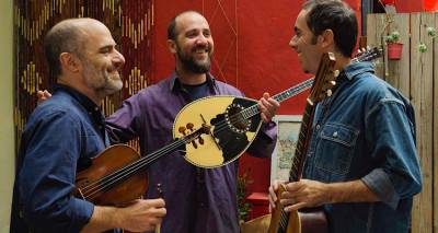 &Rho;&epsilon;&mu;&pi;έ&tau;&iota;&kappa;&omicron; &Tau;&rho;ί&omicron;: &Gamma;&iota;&alpha; &mu;ί&alpha; &kappa;&alpha;&iota; &mu;&omicron;&nu;&alpha;&delta;&iota;&kappa;ή &epsilon;&mu;&phi;ά&nu;&iota;&sigma;&eta; &sigma;&tau;&eta; &Lambda;ή&mu;&nu;&omicron;, &sigma;&tau;&omicron; &kappa;&alpha;&phi;&epsilon;&nu;&epsilon;ί&omicron;-&omicron;&upsilon;&zeta;&epsilon;&rho;ί &laquo;&Gamma;&iota;&alpha; &Pi;&lambda;ά&kappa;&alpha;&raquo;