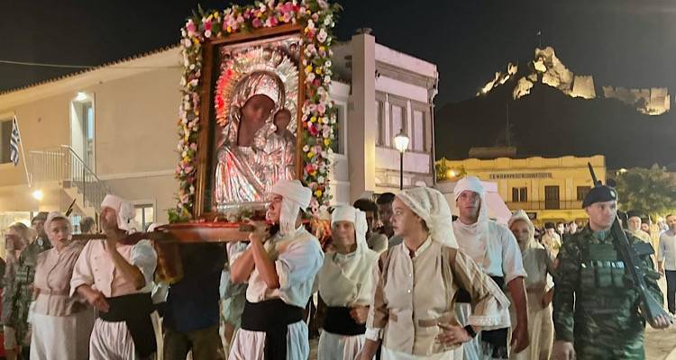 &Phi;&omega;&tau;ό: &Nu;&tau;ί&nu;&alpha; &Mu;&alpha;&tau;&sigma;&iota;&kappa;ά 