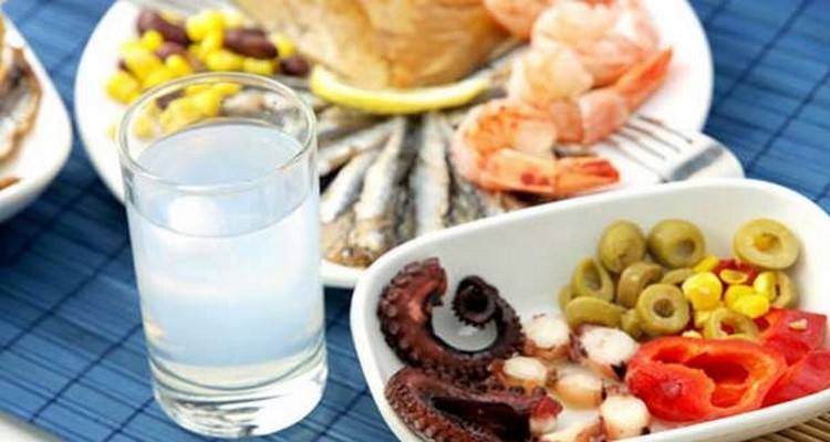 &Omicron; &Mu;&omicron;ύ&delta;&rho;&omicron;&sigmaf; "&sigma;&tau;ή&nu;&epsilon;&iota;" &tau;&omicron; &Sigma;&alpha;&rho;&alpha;&kappa;&omicron;&sigma;&tau;&iota;&alpha;&nu;ό &tau;&rho;&alpha;&pi;έ&zeta;&iota; &kappa;&alpha;&iota; &gamma;&iota;&omicron;&rho;&tau;ά&zeta;&epsilon;&iota; &tau;&alpha; &Kappa;&omicron;ύ&lambda;&omicron;&upsilon;&mu;&alpha;