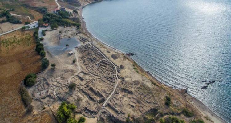 &Pi;&omicron;&lambda;&iota;ό&chi;&nu;&eta; &Lambda;ή&mu;&nu;&omicron;&upsilon;: &Sigma;&epsilon; &lambda;&epsilon;&iota;&tau;&omicron;&upsilon;&rho;&gamma;ί&alpha; &xi;&alpha;&nu;ά &omicron; &sigma;&pi;&omicron;&upsilon;&delta;&alpha;ί&omicron;&sigmaf; &alpha;&rho;&chi;&alpha;&iota;&omicron;&lambda;&omicron;&gamma;&iota;&kappa;ό&sigmaf; &chi;ώ&rho;&omicron;&sigmaf;