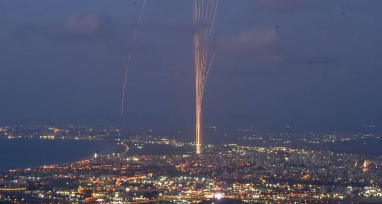 Πρώτη φορά η Χεζμπολάχ εκτόξευσε πύραυλο προς το Τελ Αβίβ | «Στόχος η Μοσάντ» λένε, «πήγαινε σε αμάχους» απαντά το Ισραήλ